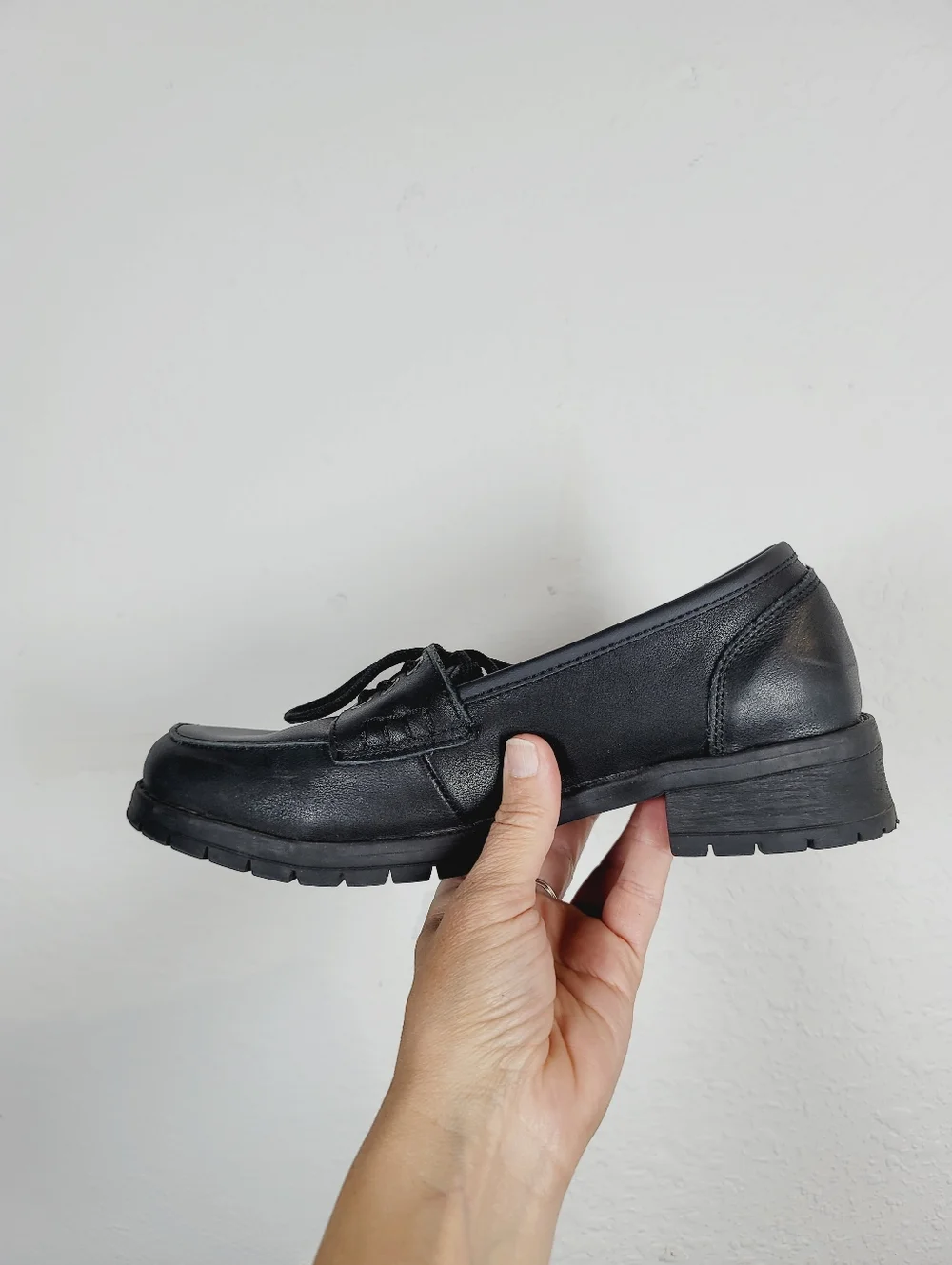 Softreads Classic Black Leather Lace-Up Women’s Loafers, Size 9